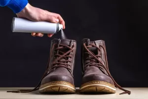 what causes smelly feet